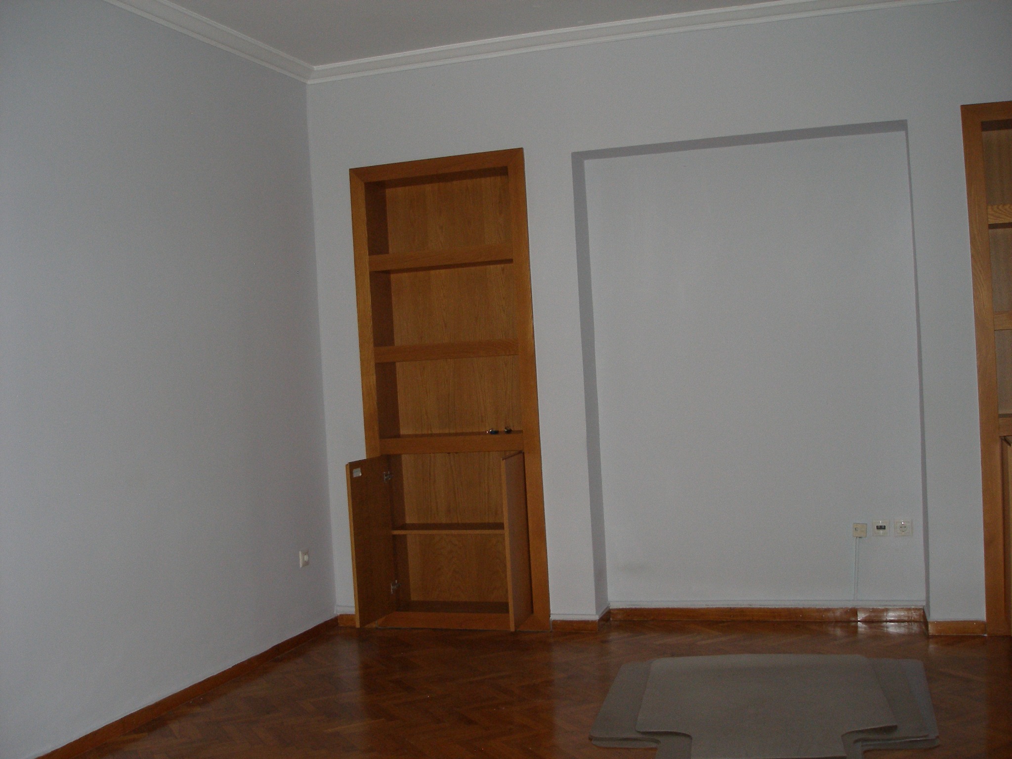 Room with built-in shelves